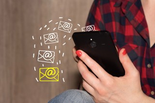 Foto: Frau hält Mobiltelefon in der Hand