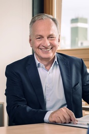 Dipl. Kfm. Dr. Bernd Rabald, Wirtschaftsprüfer (seit 1992)
Steuerberater (seit 1988), Landshut